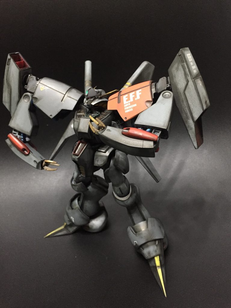 ショップ企画の参加機で左肩にオレンジ色を入れるというレギュレーションがある他は何も改造せず、素直に素組みしました。
製作時間が少なくサフ、ベースカラー1回吹きのみだったので暗めにウェザリングしています。