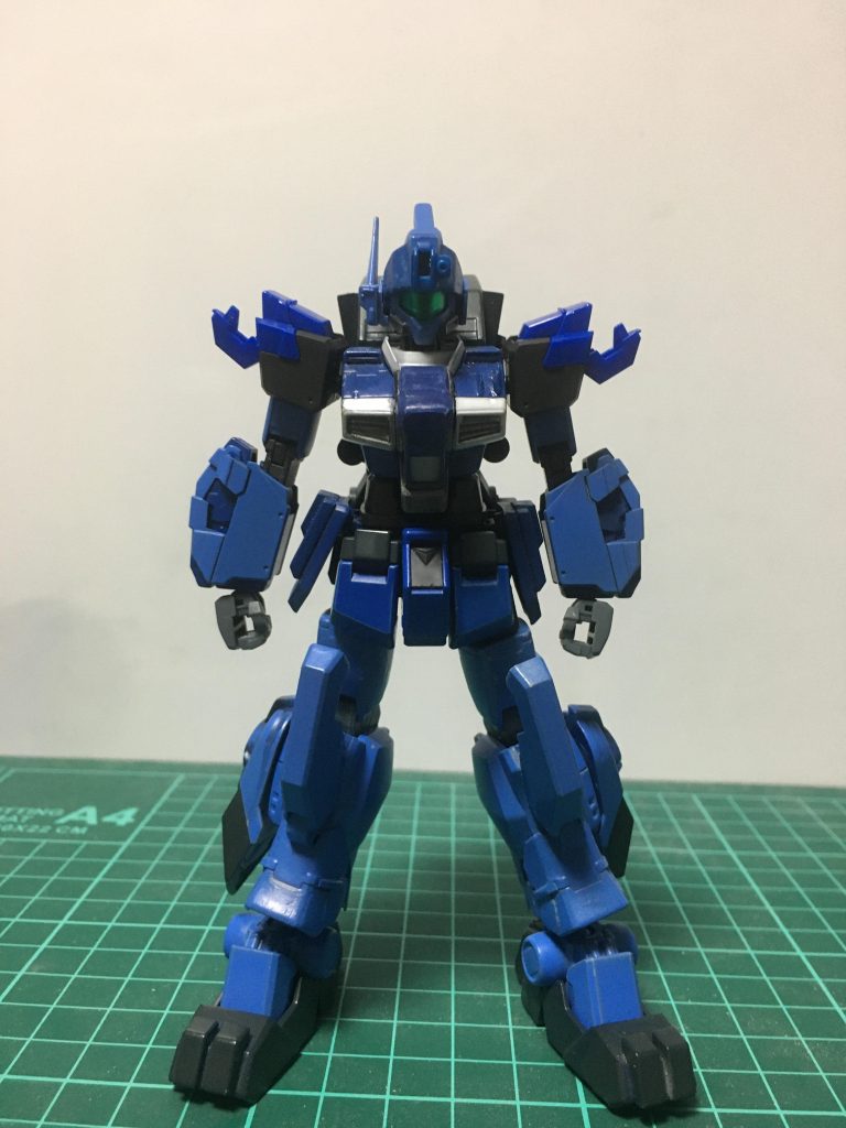 4号機の腕を移植しただけなんだから勿論肩の装甲も外せます。