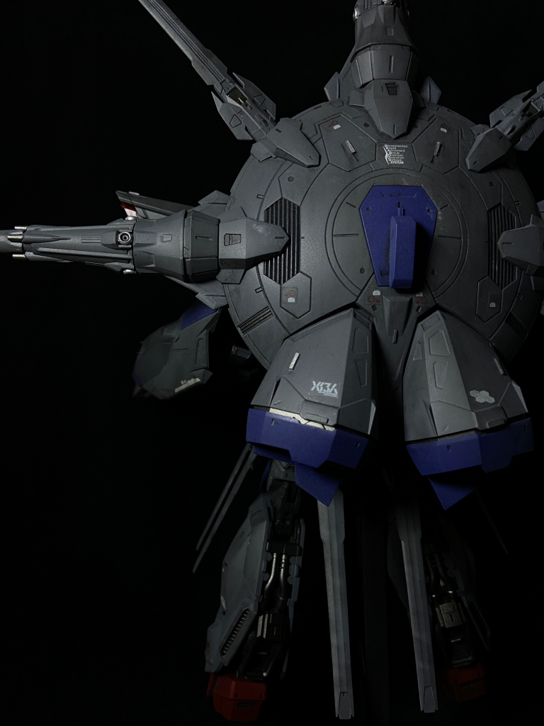 しかしながらラウという乗り手を得て
急増された部分には禍々しさが出るよう
色分けや煤の表現を入れました。