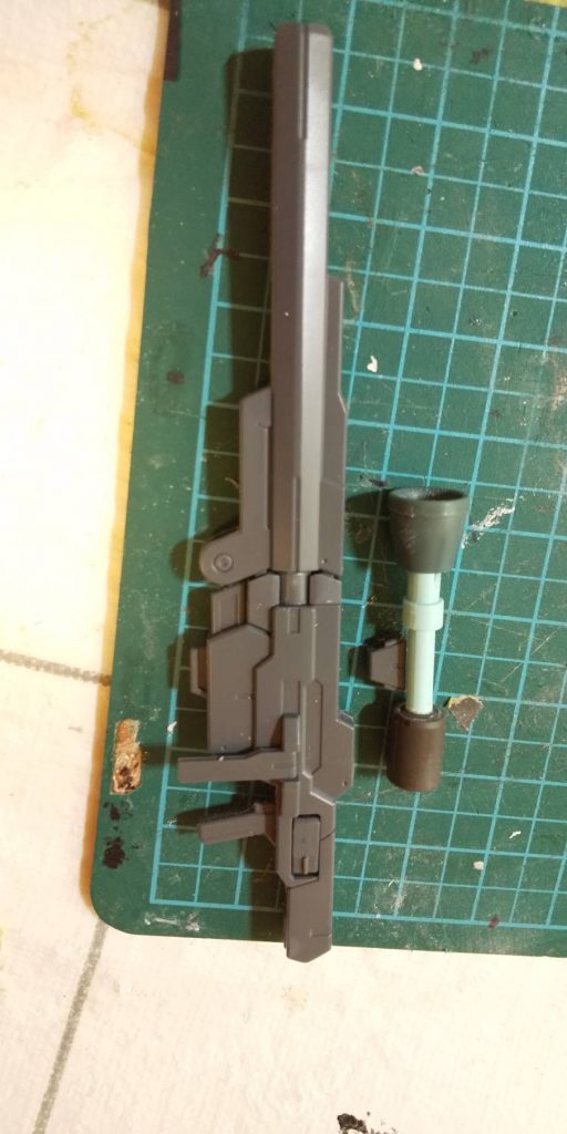 スコープはジムのビームサーベルとジャンクのバーニアから制作しました。
レジンを流してレンズ表現しています。