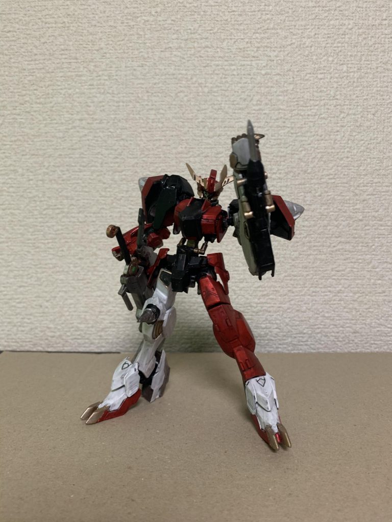 「迅雷」
ダインスレイヴの小型化からGN粒子の推進力を取り入れたことでダインスレイヴ以上の火力を出すことが可能。