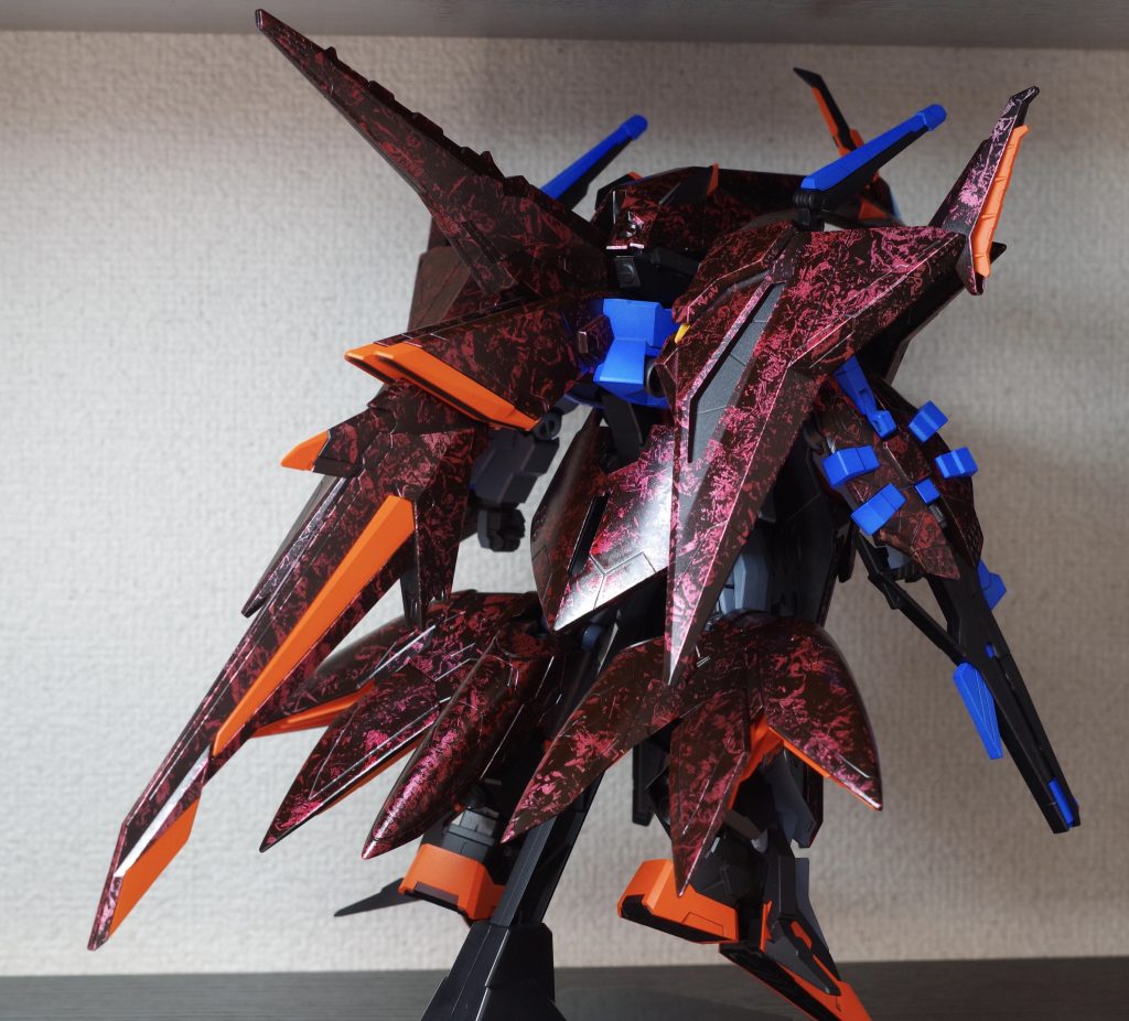 後ろから。
FFユニットのデカイパーツが背中に集中してるので、ラップ塗装が激しく主張してます。とても禍々しいですね。