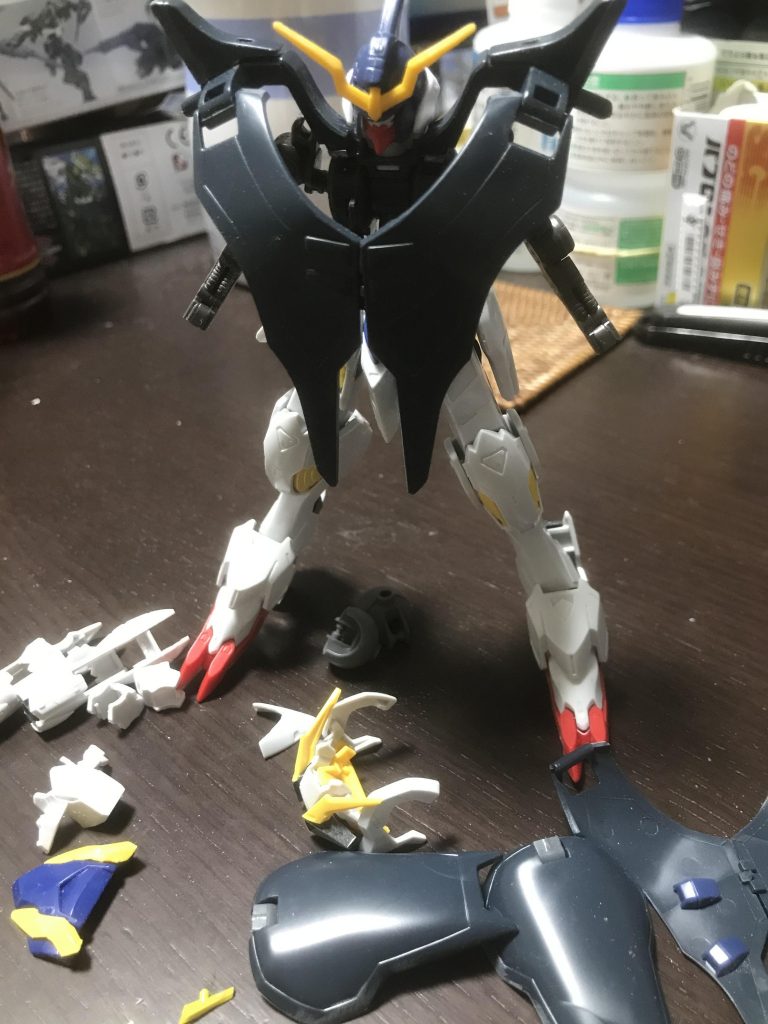 デスサイズヘルの旧キットとバルバトスルプスなどを混ぜただけ