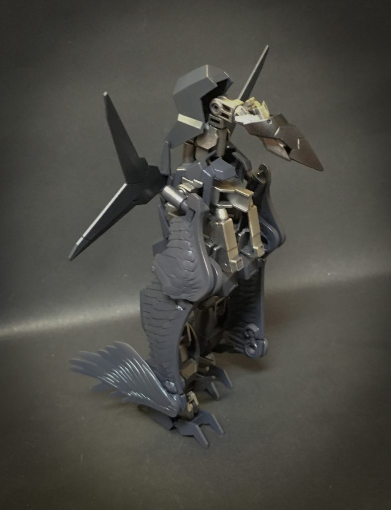 ラーベアーマー
ドッキング用のアーマーを受け持つサポート機。
鳥の様な柔軟な翼を持ち、アルスコアMA形態に比べ最高速度は劣るものの高い旋回性能を持つ。