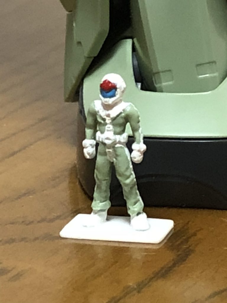 部分塗装で仕上げました、と言いましたが、パイロットの全部塗装です😆面相筆の手塗りです。足に立ち姿補助の為のプラ板貼ってます。