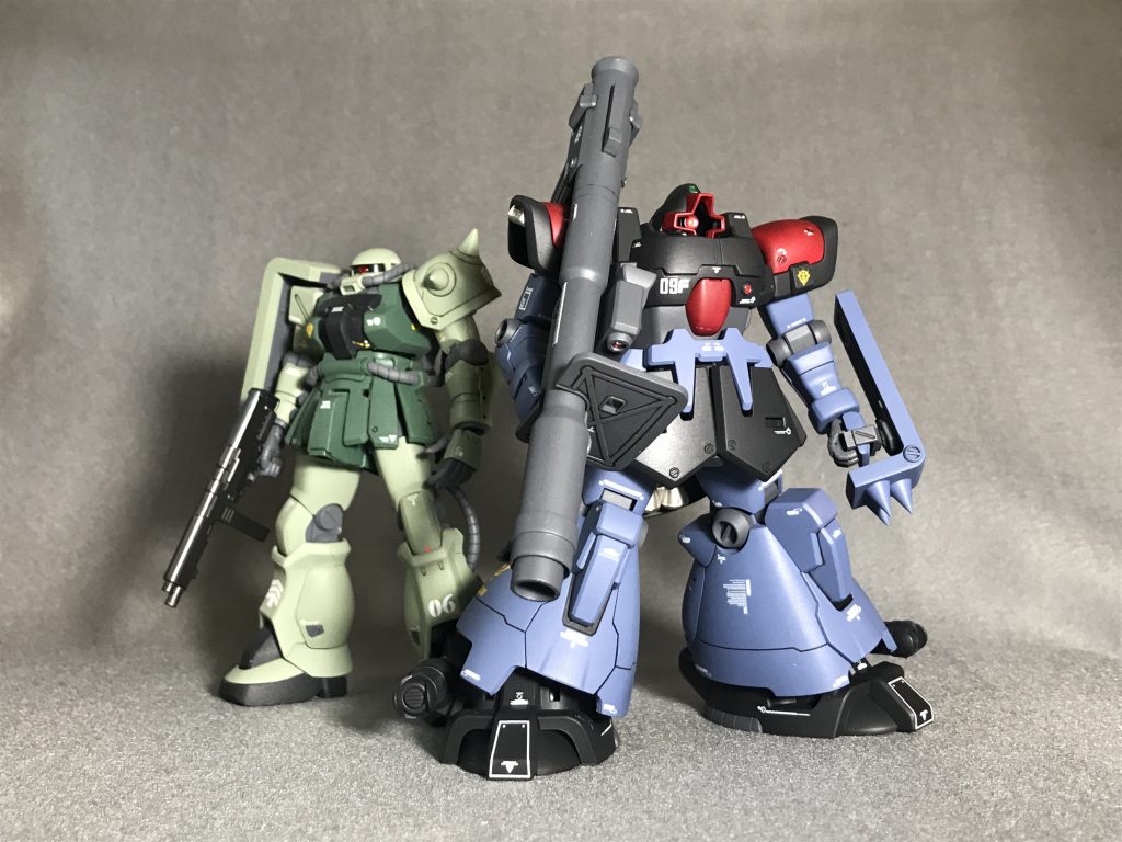 以前作ったF2ザクとツーショット。
同じ小隊の機体という設定で制作しました。階級章のデカールからザクのパイロットは大尉、ドムのパイロットは少尉となっていますが、機種転換の慣熟訓練を受けていない為、上官でベテランの大尉はザクに乗り続けている、という脳内妄想があるのですw