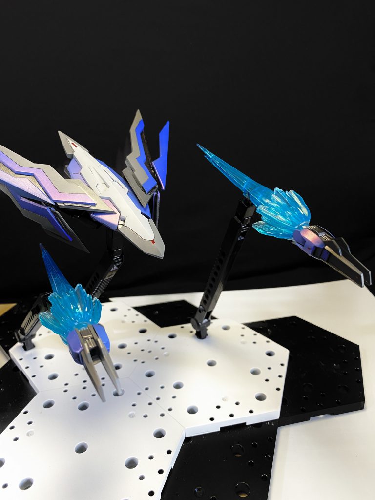 GNアウター
His-ガンダムに搭載された支援機。
GNファングを3基装備している。