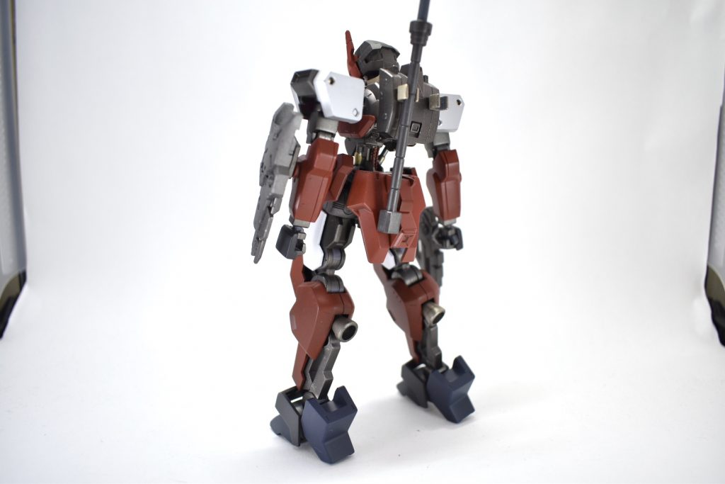 背面バックパックに武器マウント用クリップパーツを装備。ロッドを保持しています。ロッドについては後述。