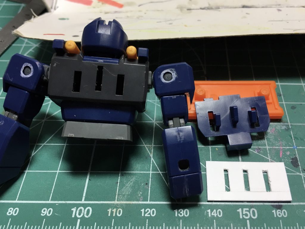 　スペーサーの接続基部はヘイズルの背中の構造に合わせています。0.75mmプラ板で基部と接続用のダボを作り、裏をツライチにしてから2つ穴ジョイントを接着しました。