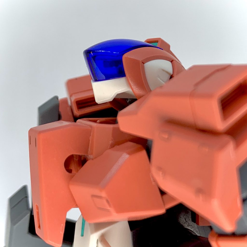 見えないけどツインアイ(趣味)。アストレアとGNアーチャーが好き。
変形可動が残ってるのでかなり上を向けます。かわいい。
ヘソ出しもかわいい。