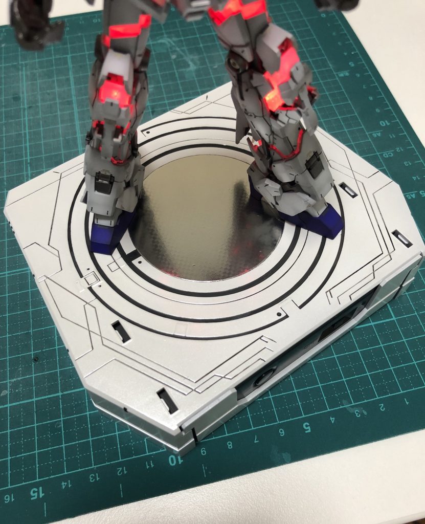 台座もサフの上からクールホワイト→ダイヤモンドシルバー→光沢トップコートで塗装した後フィニッシュシートと部分塗装で派手めにしました