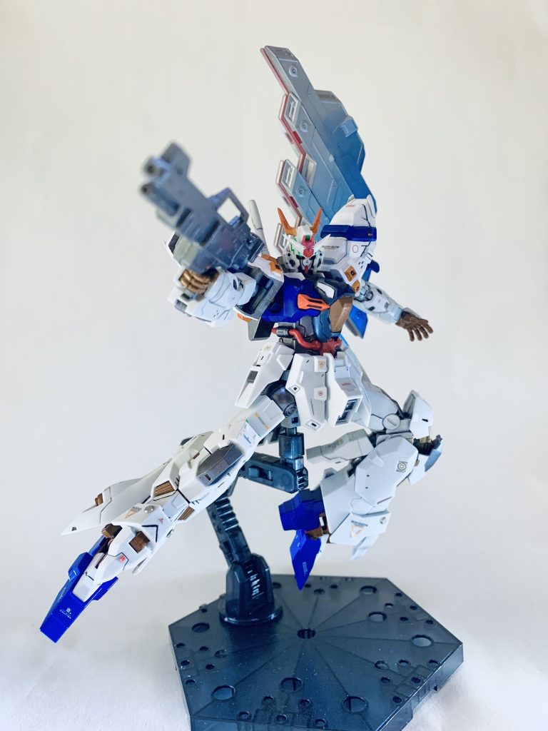 相変わらずポージングが下手ですがご了承下さい；w

全体的には白を基調とし、関節はシルバーとメタルオレンジで着色。

膝にワンポイントでメタルグレーを置きました。