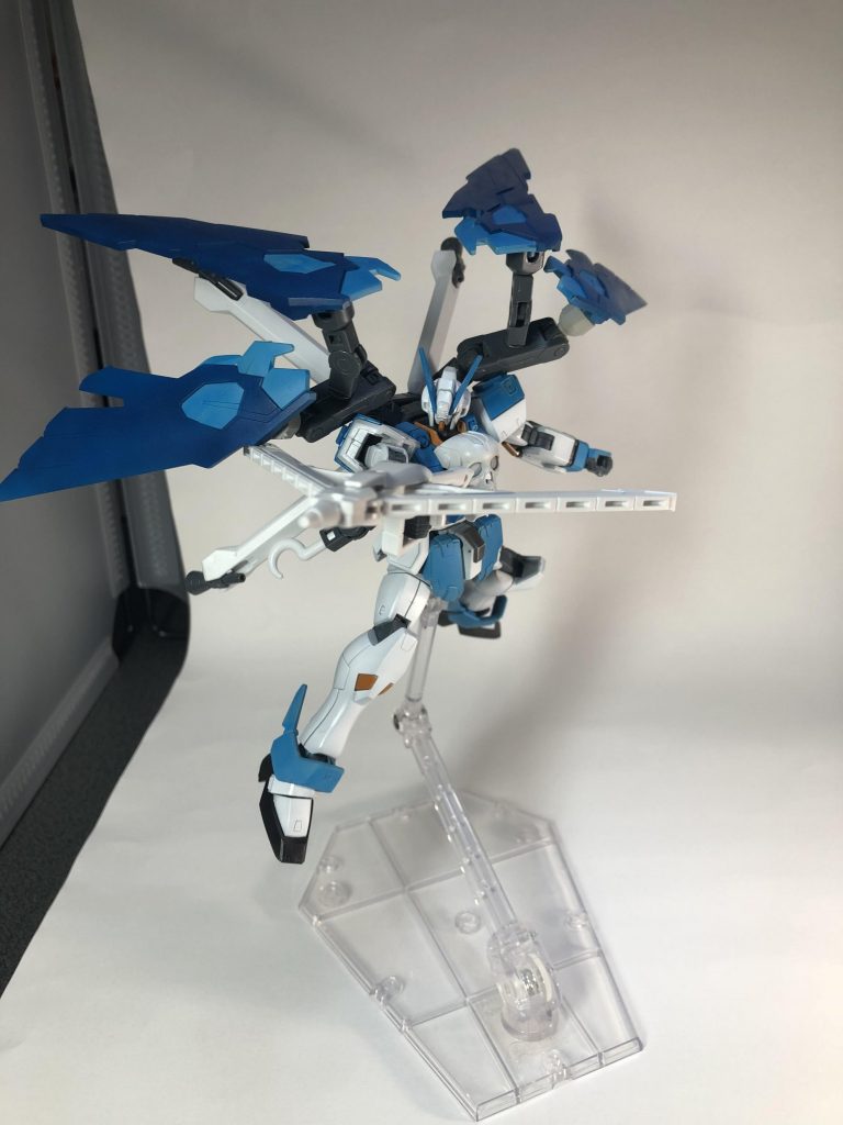 多目的攻撃武装 クジャク
こちらもX0のものをそのまんま使用
スマッシャーモードは一対多数化では広い攻撃範囲を誇るため優先して使用される。
ブラスターモードは取り回しは悪いものの高い火力を誇る為MAなどの大型の敵や硬い敵に対して使用する