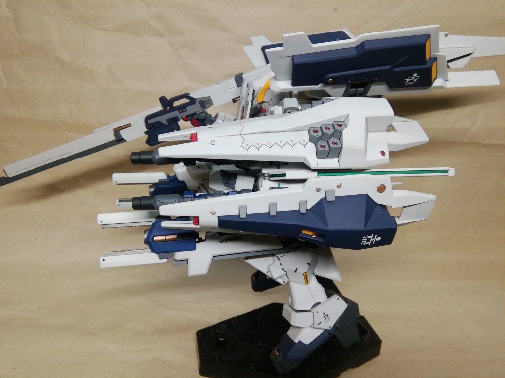 左腕に取り付けるフルドドモノアイレールユニットは前後逆にして空いていた3ｍｍ穴に30ＭＭのオプションパーツライフル基部を装着