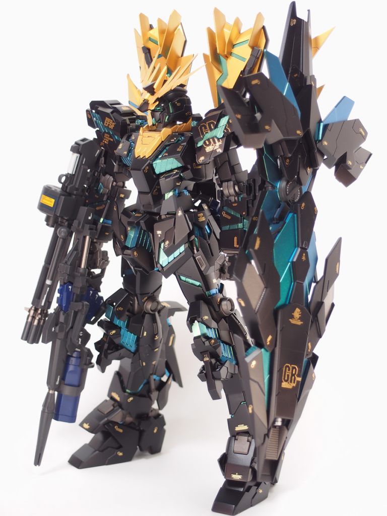 主な改造内容は、モデグラ紙で掲載されていたものです。
サイコフレームは偏光パール、本体はセミグロスブラック、箔押しデカールで仕上げました。