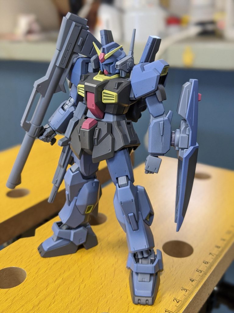 黒そうで黒くない少し黒いガンダム–2枚目/制作者：たま