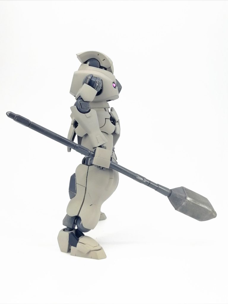 塗装
装甲部はつや消しで普通に塗装。
フレームは所々金で墨入れしMr.クリスタルカラートパーズゴールドを部分ごとに加減を調整しながら吹いて
魔力的な物を表現してみました。コートはグロス。