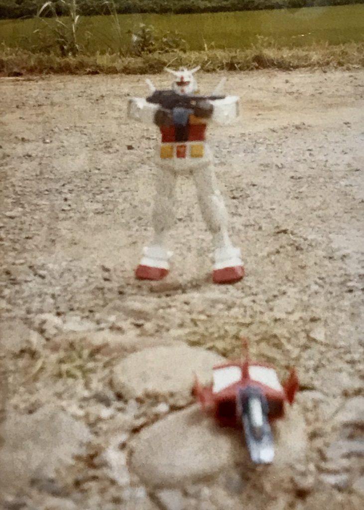 ちなみにこれは、小学生時代の写真です。まさにセピア色ですが、今と全く同じことをやっていますねぇ（笑）