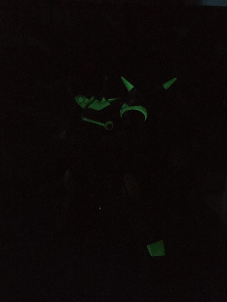 蓄光塗料使ってるので紫外線を吸収して暗闇で淡く発光します！
エヴァの夜間戦イメージ！