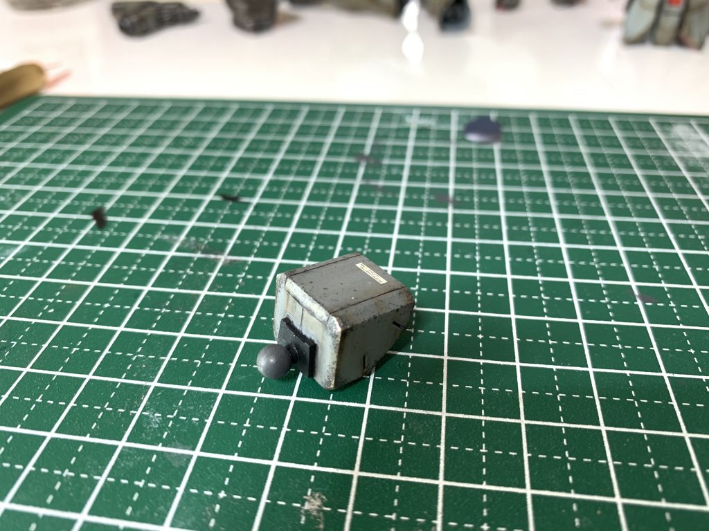 合わせ目の反対側にスジボリを追加しました。肩のボールジョイント、塗装が剥げるのを嫌ってグレー系のHGCEストライクのボールジョイントを移植しました。