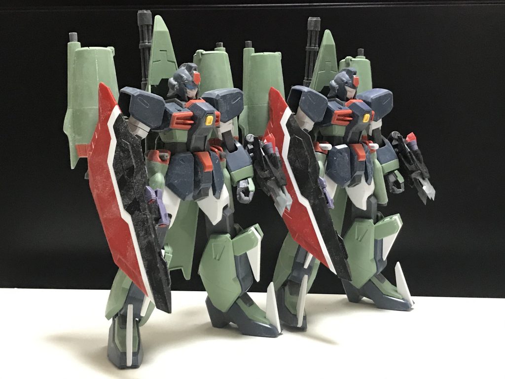 塗装前の状態。
あまり派手な改造はしてませんが、カオスガンダムのキットが古いので合わせ目消しが大変でした^_^;