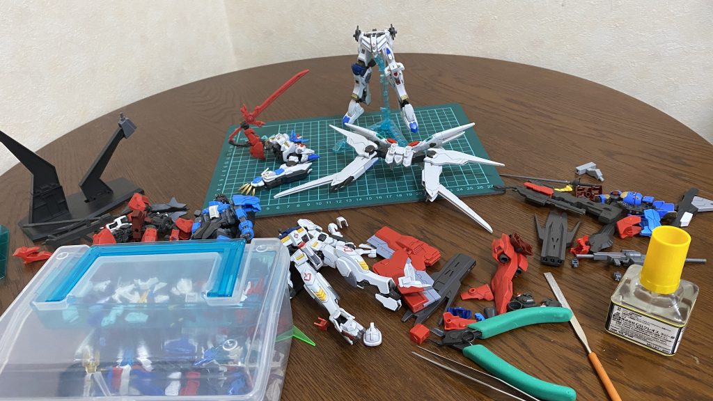 主にバルバトス、アスタロトオリジン、ヴィダールのパーツから選択して接着。
鉄血のオルフェンズシリーズのパーツはカッコ良くて優秀ですね。