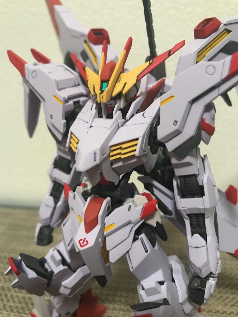 小顔だったのでバルバトスのパーツを取り付けて大きく改修。腰のサイドもバルバトスのものを。アンテナの色は変更してます。