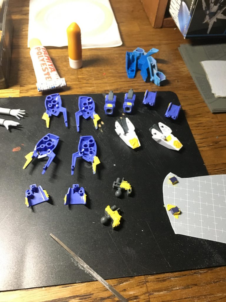 関節やらなんやら細かい所まで、とにかくパテ埋めしまくりました