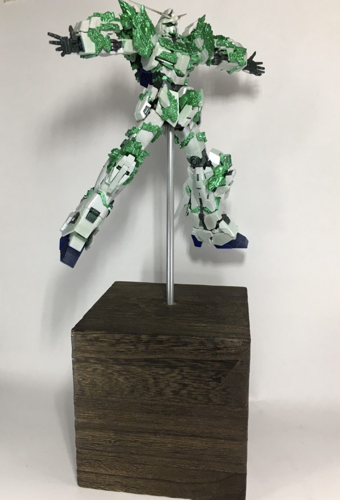 台座は近所のホームセンターで売ってた木材に穴を開けて塗装した5mmプラ棒をさしました