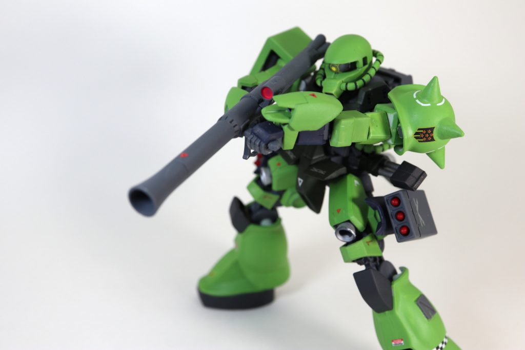 装備その2
U.C時代の装備も復元されており280mmザク・バズーカも使用可能。3連装ミサイル・ポッドはグレイズに元々あるハードポイントを活かし、大腿部に装備するようになっています。