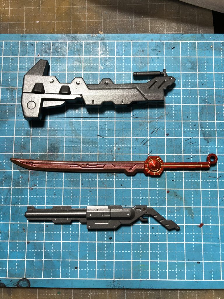 ハンマーは鋳物をイメージして敢えて梨地にしてあります。ソードはシャープ化ショットガンは合わせ目消しがめんどくさくなったので段落ちで処理してあります。