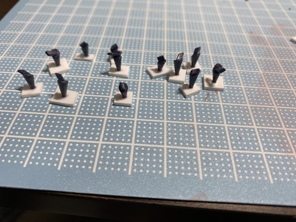 トゲトゲをプラ板に貼り付け