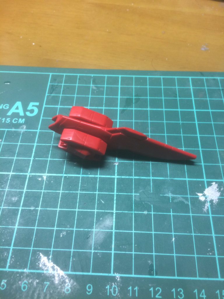 肩部装甲との一体化はピンバイスで穴を開けてランナーの縁を通すという力技で行ってみました。
(本当はもっと最適なやり方があるんでしょうが、私には思いつきませんでした…)