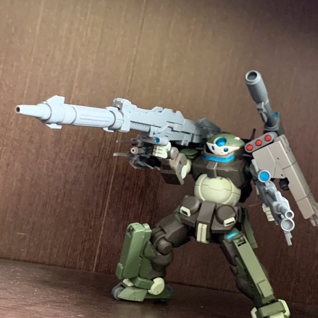 射撃武装にメガビームランチャー、ロケット砲、3連装ミサイルランチャー、アサルトライフル