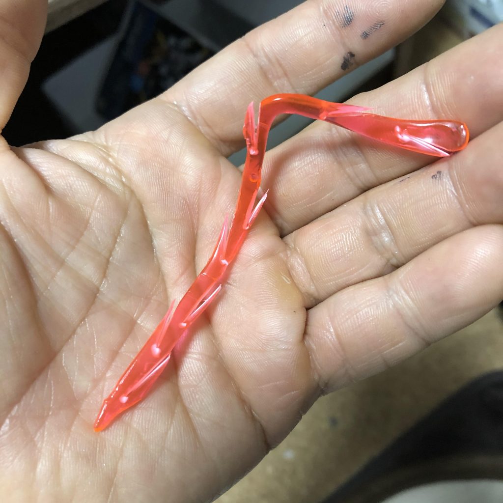 ニッパーで適当に切り込みを入れて…