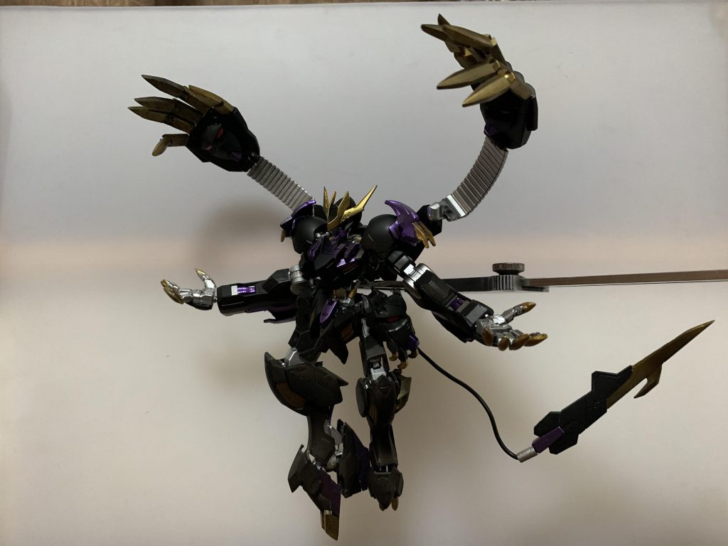 魔神形態:モード荳?▽縺ｮ螟ｧ鄂ｪ

モード名称は特殊な磁場の影響によりエラー表示になる。
堕天形態から更に進化した姿。
重力から解放された事により、翼は殲滅対象を効率的に刈り取る新たな腕へと変態。
腰アーマーは独立浮遊し、盾となり矛となる。