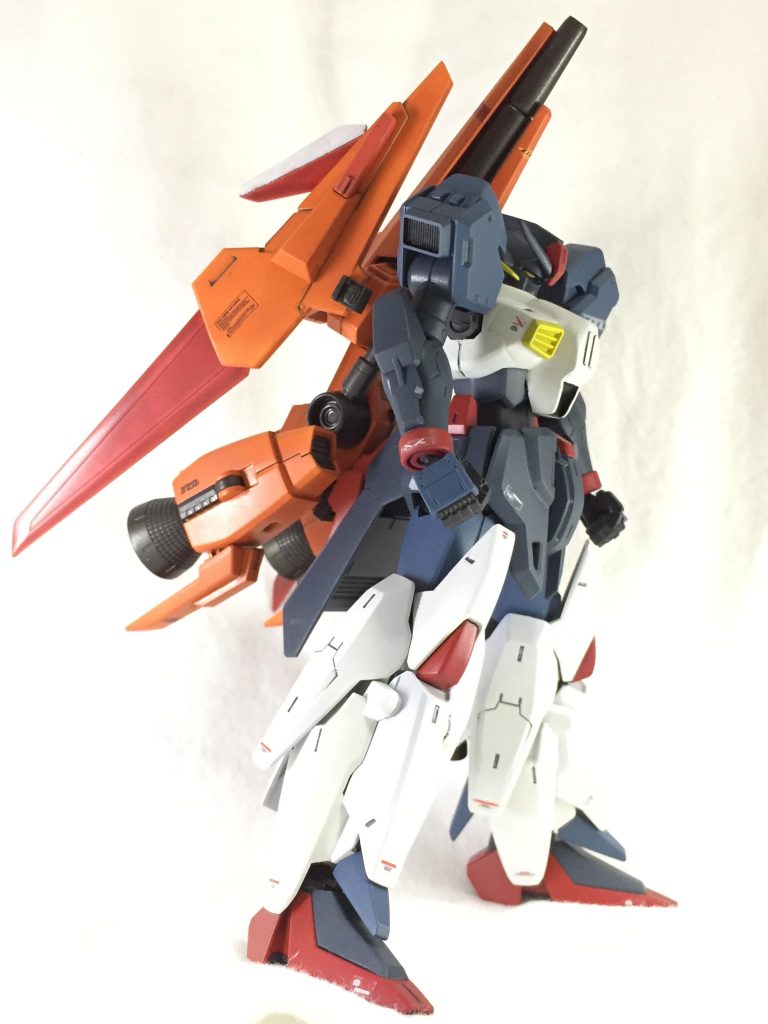 【サイド】
アンテナは削りMK−Ⅲに似せ、額のパーツはプラ板で形状を変更しています。
胸部はテルティウム本来の中央とダクトの突起を切断してプラ板を貼り付けて整形。
まだまだ甘さがありますが個人的には満足しています(´∀`=)