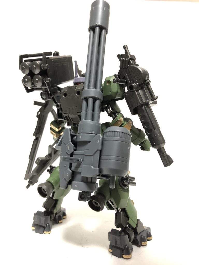 リア。
バックパックサイドより伸びるチェーン型アームでガトリングガンが繋がれており、少々バックヘビィな欠点も。