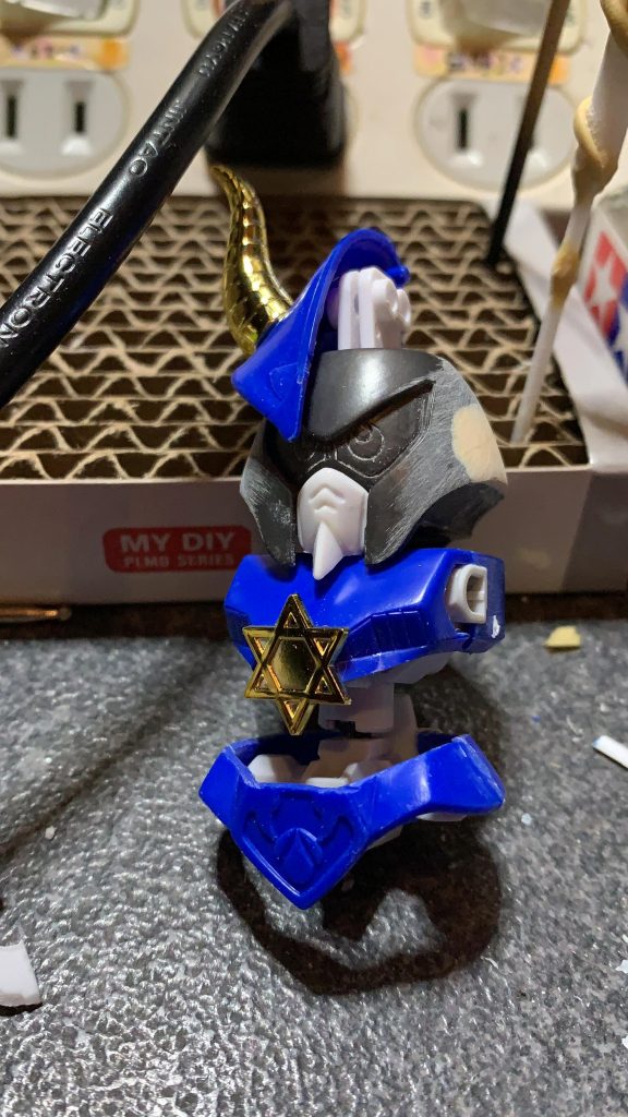 顔がかなり太っていたので頬を削り落としてパテで埋めています。
フレームに合わせアーマーの位置の調整なども…