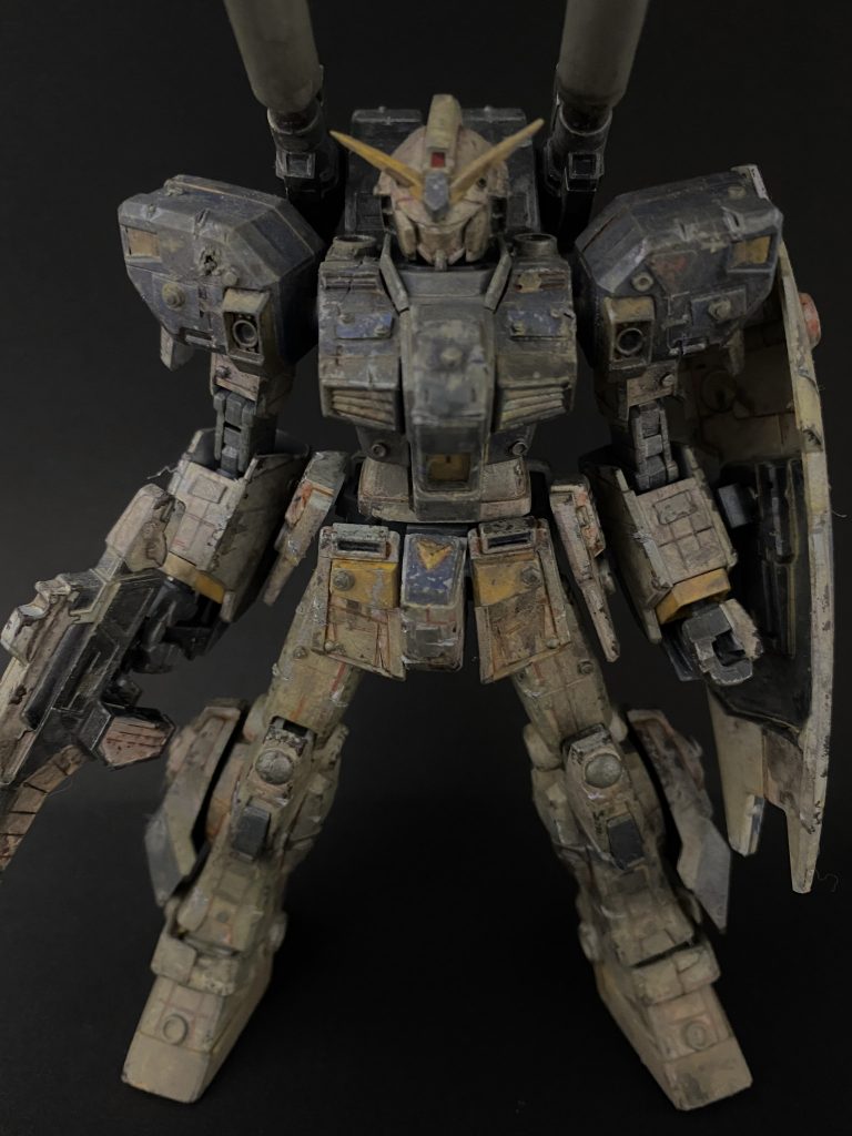 足はホバー走行で巻あがった砂を直に受けているので濃いめに砂の汚しを施しています。