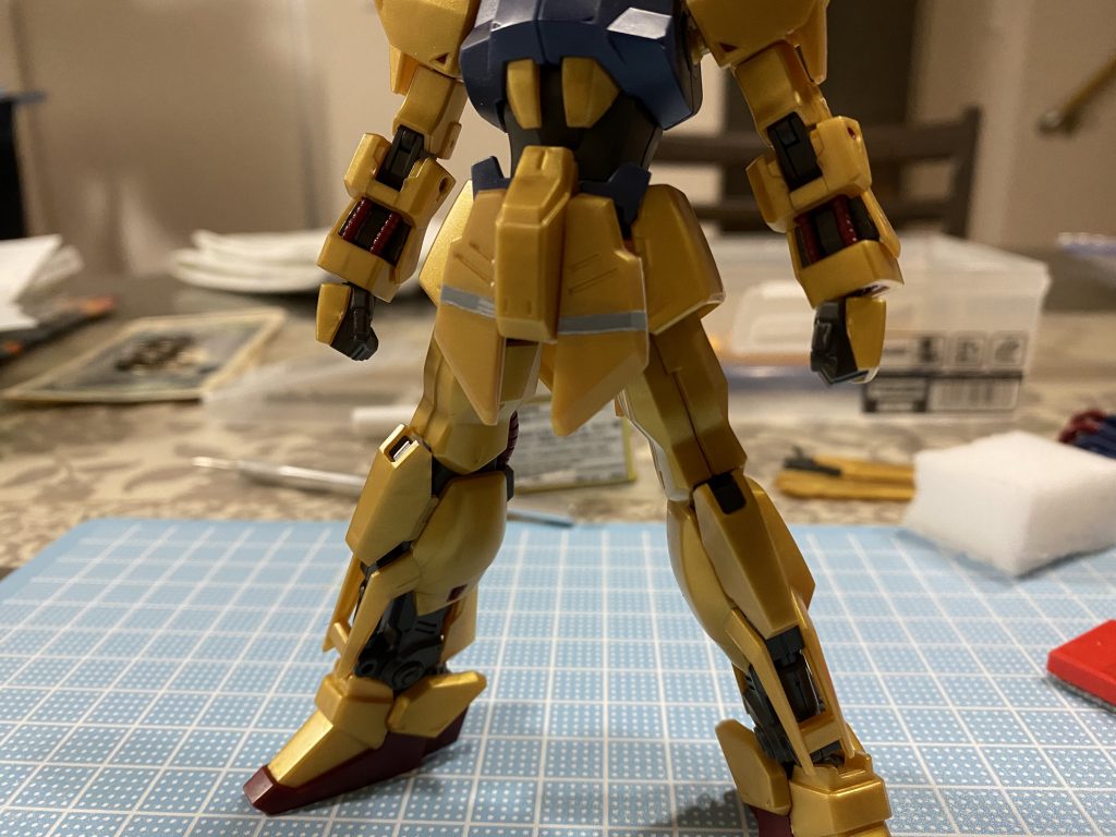 フロントアーマーは短く感じたので2mm延長
裏側から0.3mmプラ板を貼って補強しています
なかなか段差が消えなくて大変でしたが、違和感なく延長できて良かったです