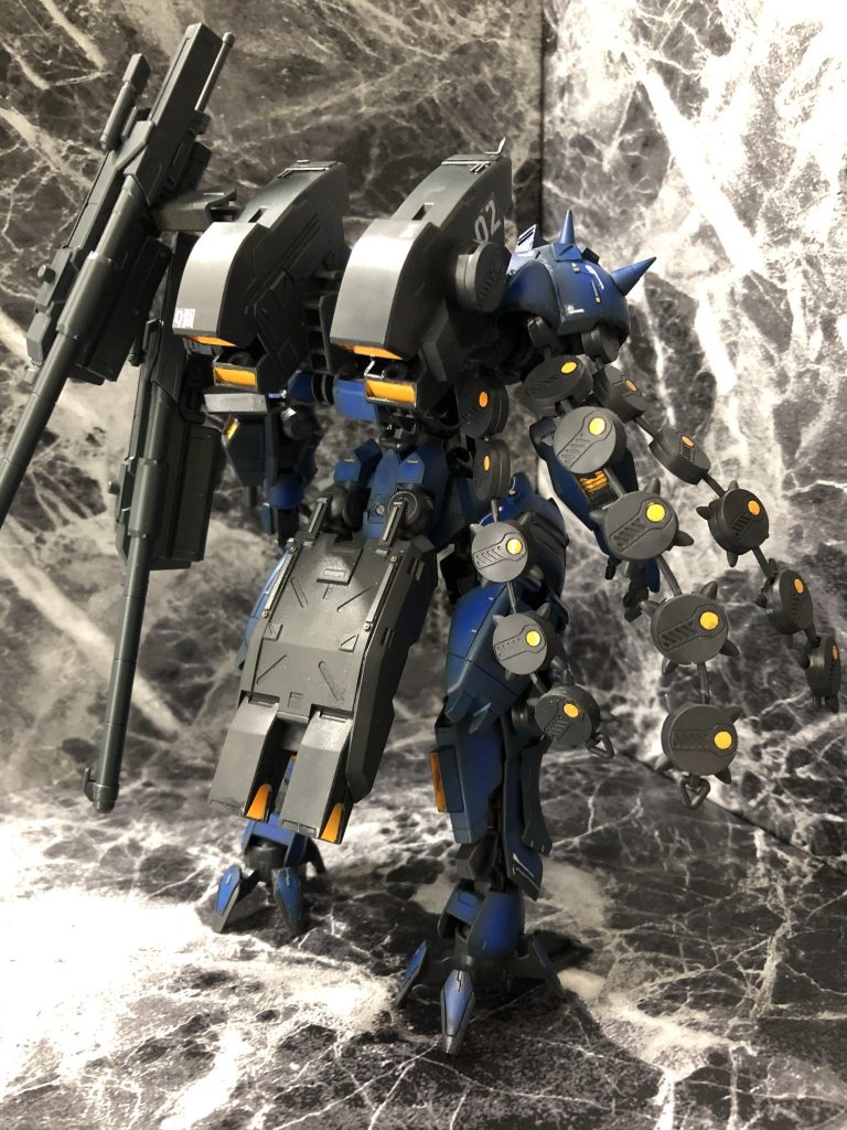 正面と背面です
イメージはケンプファーの装甲を被ったグレイズアインって感じで作りました。
なのでスリムで重量感のある仕上がりになってくれました^ ^