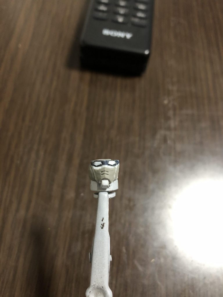 エポパテで顔を造形。この後、ツインアイの位置変更、アゴの大きさ変更、クマドリの造形に取り掛かりました。