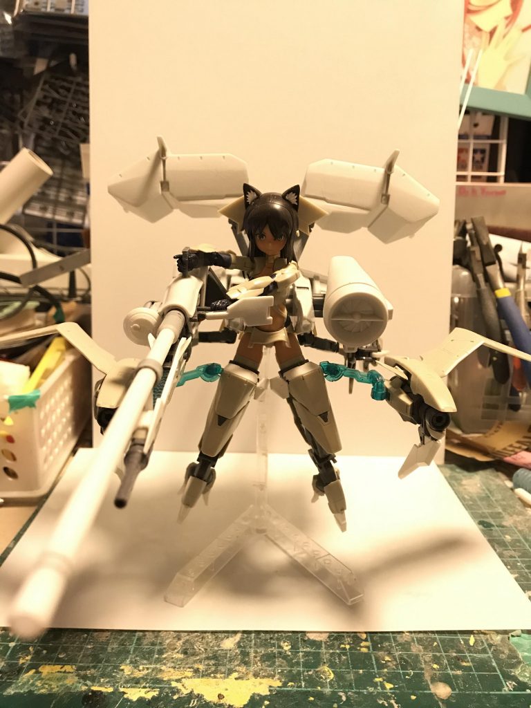 デンドロビウム本体はそのままだと入らないので真っ二つにして5ミリ幅増しして入れました
コンテナはすーぱーふみなの武器ジョイントを使用
右手のトリガーの所にセンサーがあったから切ってサイドにレドームを設置