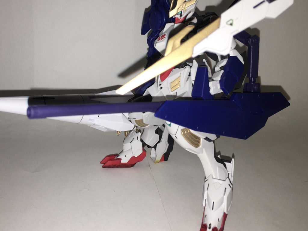 レールガン。実体弾を発射する折りたたみ式の電磁砲で、背面左側に背負われている。威力、射程距離に優れ、相手の射程圏外からでも相手を狙い撃ちできる。但し、ダインスレイヴを発射することはできない。