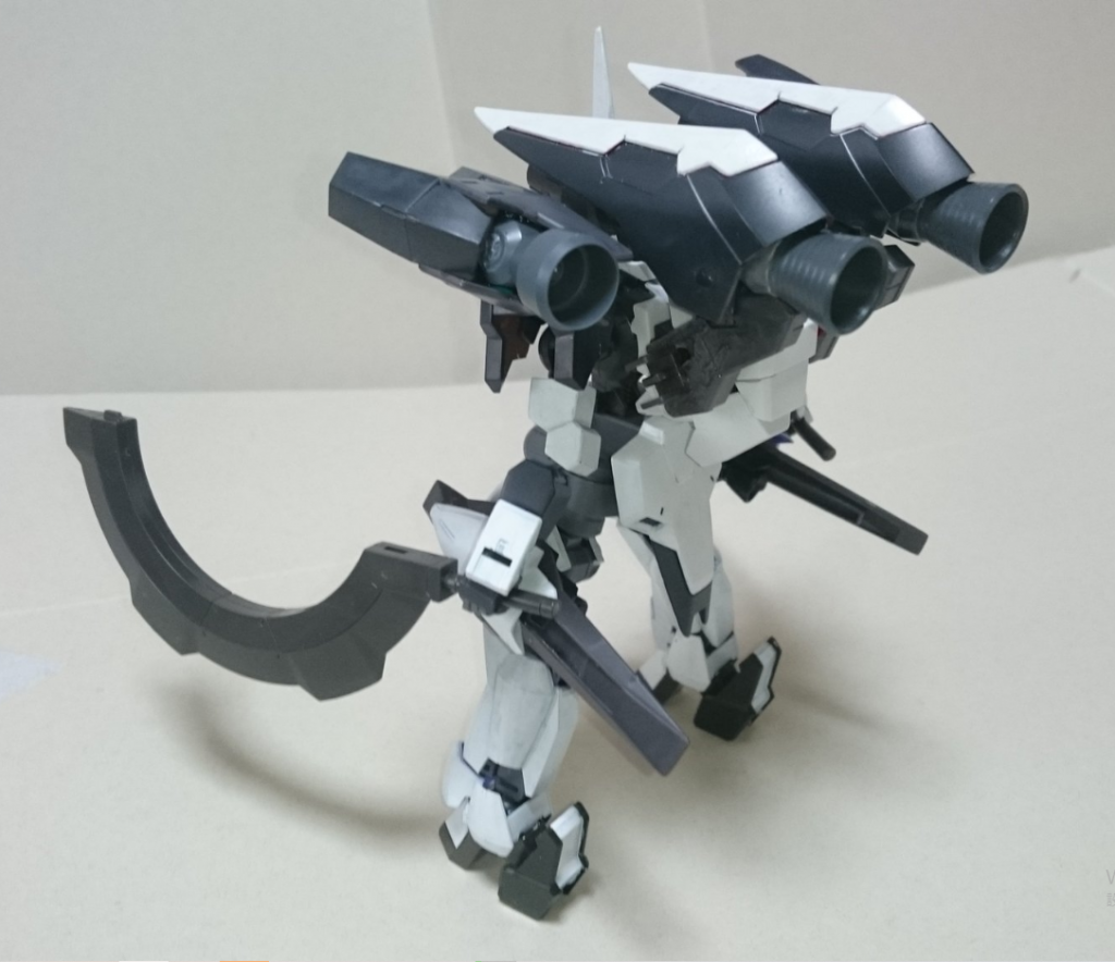 背部、肩、両足のブースターは全て可動し、その推進力は一般的なMSとは比べ物にならない。