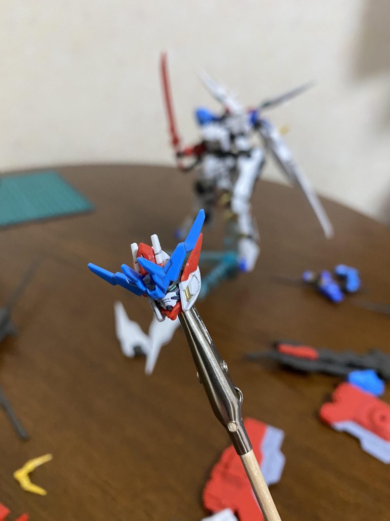頭部はバルバトスをベースにガンダムヴィダールのアンテナを接着。
ガンダムアスタロトオリジンのアンテナを3分割にし、それぞれを接着。