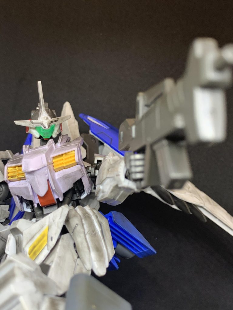 狙い撃つ!!……(;-ω-)実は自分ポージング苦手でこんなしょぼいのしか撮れません、でも今度グレイズ飛行強襲試験型とのバトルシーンを作ってみたいと思います