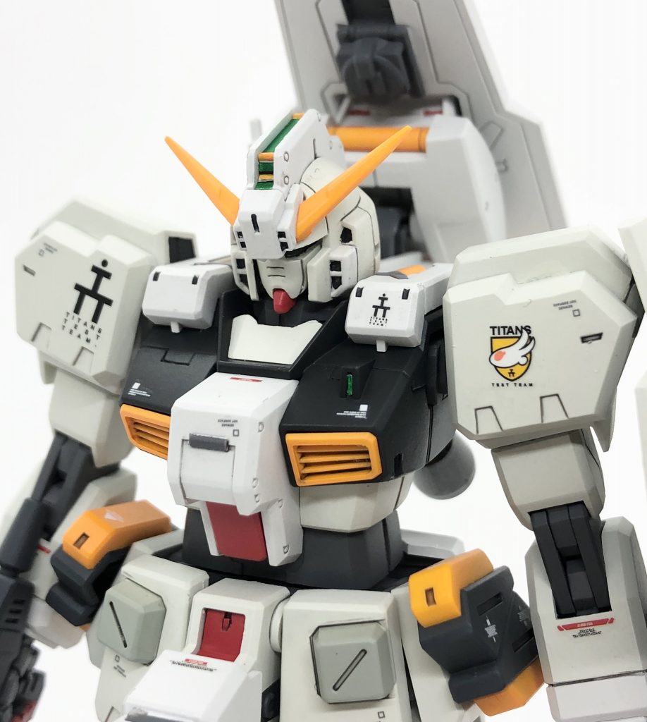 バストアップ
頭部を悪人顔にするためヒサシ、マスク、クチバシに手を加えています。