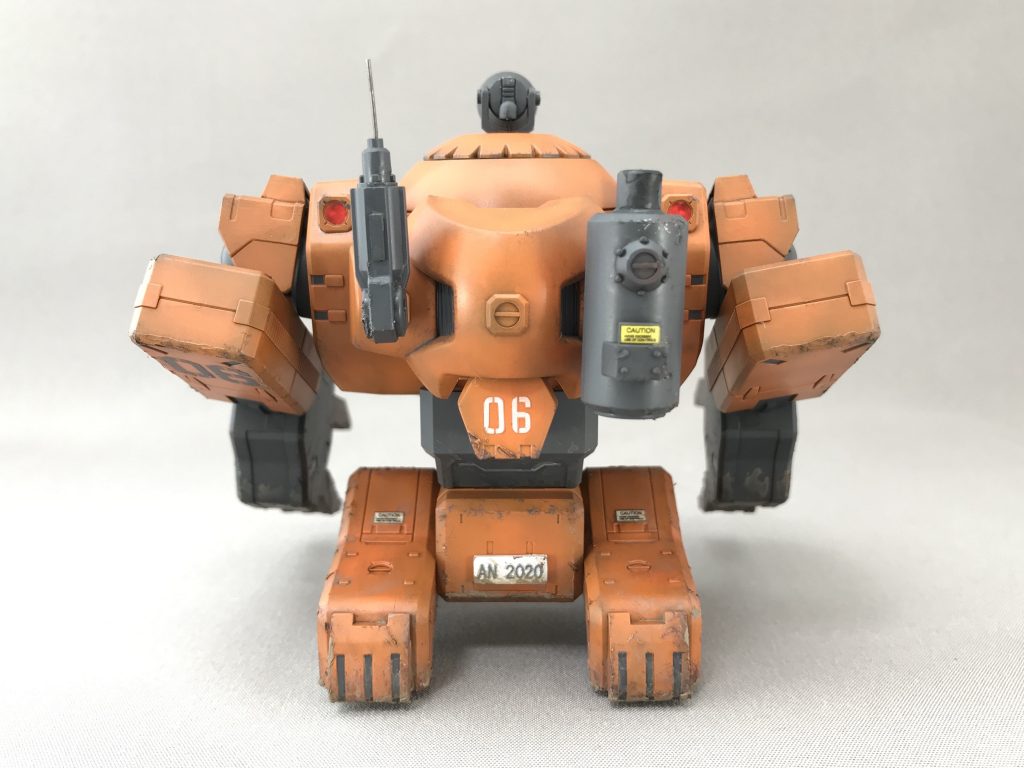 アームの邪魔になりそうだったので、脚部は前後反対にしました。
ナンバープレートはランナータグから。